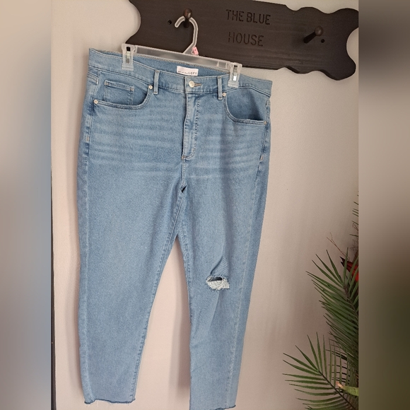 Loft Curvy Frayed Mid Rise Skinny Jeans in Authentic Light Indigo Wash Sz 16/33 - Picture 2 of 7